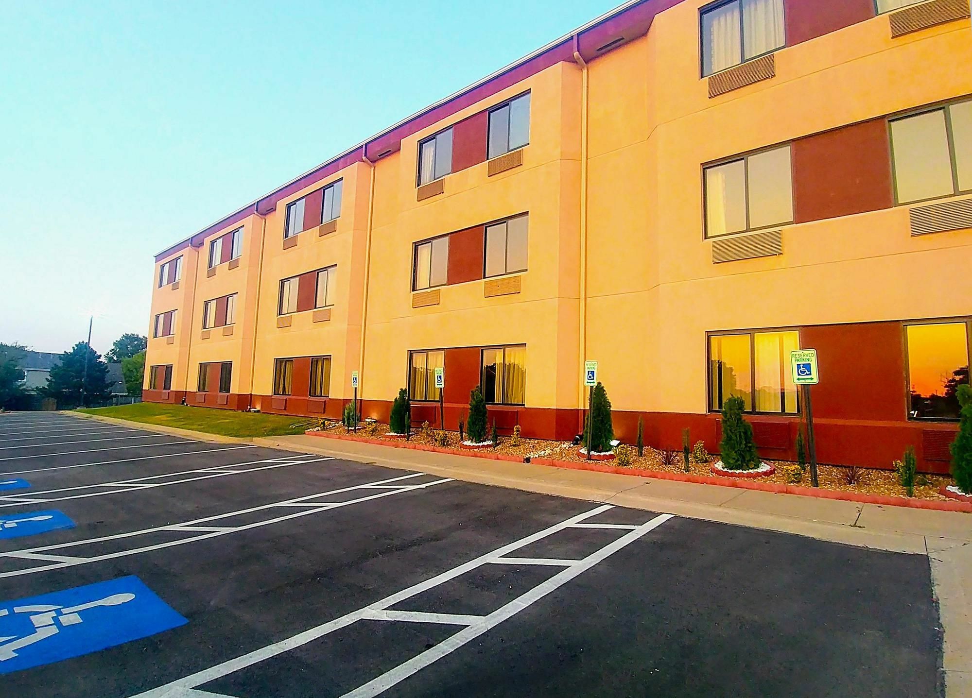 Americas Best Value Inn And Suites Lee'S Summit-Kansas City Bagian luar foto